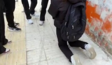 13 yaşındaki kız çocuğuna diz çöktürüp özür dilettiler