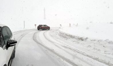 Ardahan’da kar ve tipi! Mahsur kalan 3 araç kurtarıldı