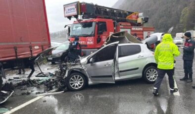 Artvin’de feci kaza: 2 ölü, 1 yaralı!