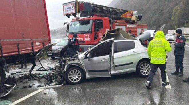 Artvin’de feci kaza: 2 ölü, 1 yaralı!