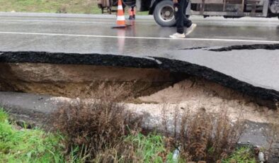 Asfalt yol, sağanak sonrası çöktü