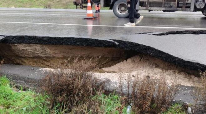 Asfalt yol, sağanak sonrası çöktü