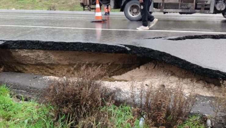 Asfalt yol, sağanak sonrası çöktü