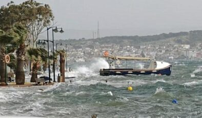 Ayvalık’ta fırtına nedeniyle deniz taştı, sokaklar suyla doldu