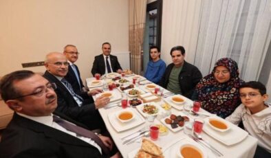 Bakan Kacır Malatya’da depremzede ailenin iftar sofrasına konuk oldu