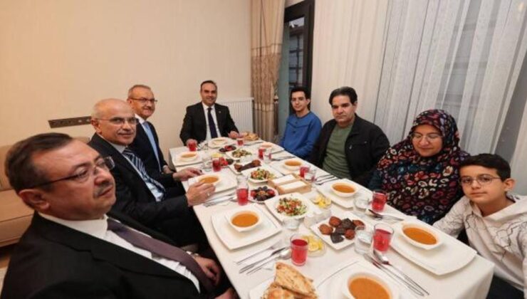 Bakan Kacır Malatya’da depremzede ailenin iftar sofrasına konuk oldu
