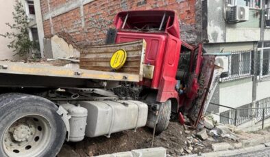 Beşiktaş’ta faciaya ramak kala: TIR binaya çarptı!