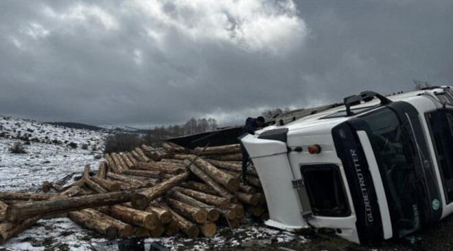 Bolu’da korkutan kaza: Tomruk yüklü tır devrildi!