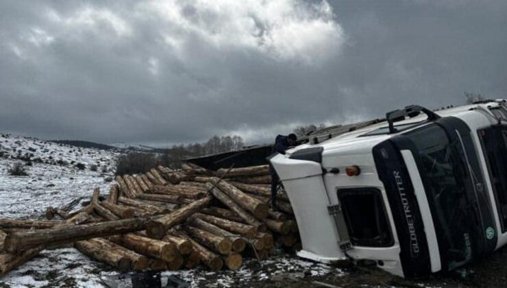 Bolu’da korkutan kaza: Tomruk yüklü tır devrildi!
