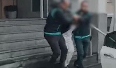 Boşanma aşamasındaki eşini defalarca bıçaklayıp, sonra babasını aramış