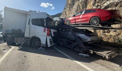 Burdur’da iki tır çarpıştı