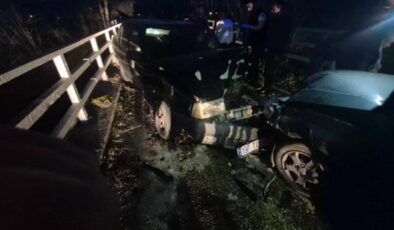 Bursa’da iki otomobil kafa kafaya çarpıştı: 3 yaralı