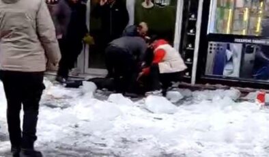 Çatıdan akan kar kütlesinin altında kaldı