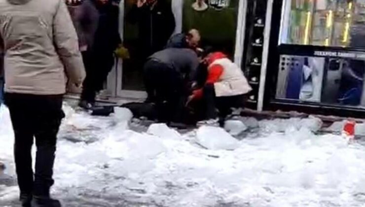 Çatıdan akan kar kütlesinin altında kaldı