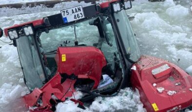 Çıldır Gölü’nde korku dolu anlar! Traktör suya gömüldü