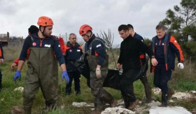 Dere üzerindeki köprüden geçen otomobil sele kapıldı: 2 ölü