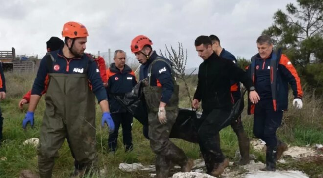 Dere üzerindeki köprüden geçen otomobil sele kapıldı: 2 ölü