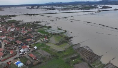 Edirne’de yatağından çıkan Tunca ve Meriç tarım arazilerini sular altında bıraktı