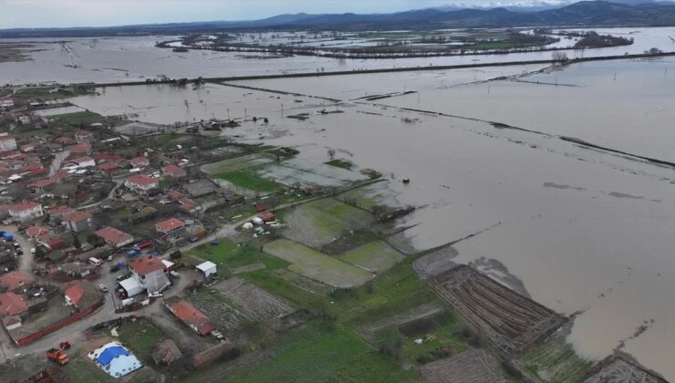 Edirne’de yatağından çıkan Tunca ve Meriç tarım arazilerini sular altında bıraktı