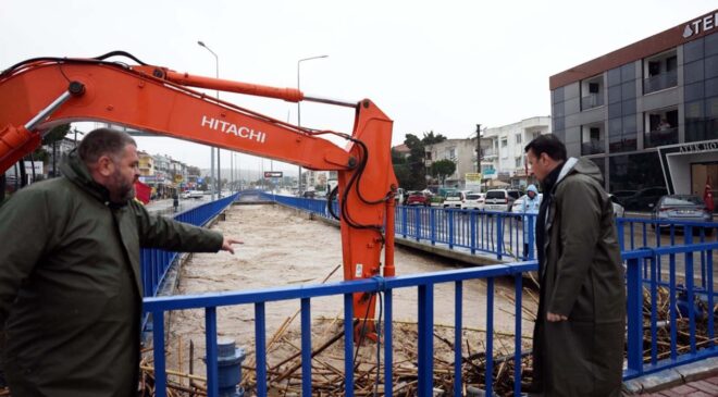 Ege Bölgesi sağanak yağışa teslim: Deniz, karayla birleşti