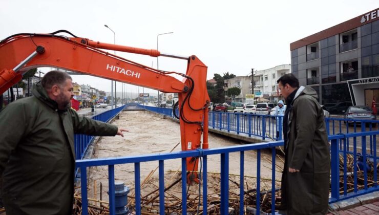 Ege Bölgesi sağanak yağışa teslim: Deniz, karayla birleşti