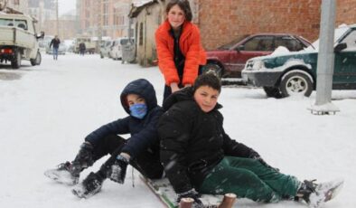 Eğitime kar engeli! Bir ilde okullar tatil edildi
