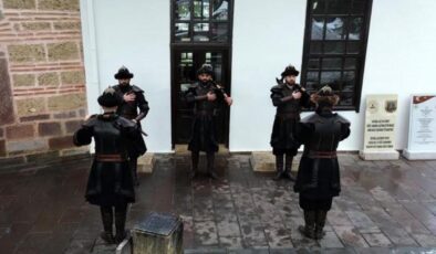 Ertuğrul Gazi Türbesi’nde nöbete tarihi dokunuş! Seremoni sözleri değişti