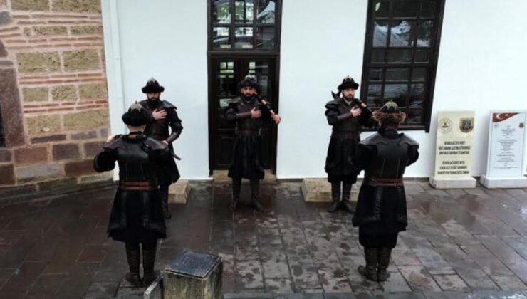 Ertuğrul Gazi Türbesi’nde nöbete tarihi dokunuş! Seremoni sözleri değişti