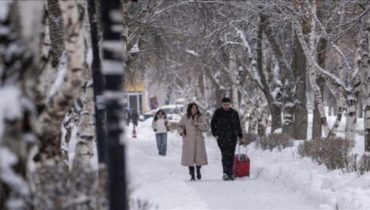 Erzurum’da yoğun kar yağışı nedeniyle ‘taşımalı’ eğitime ara verildi