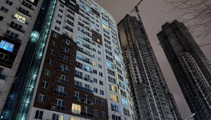 Esenyurt’ta bir rezidansın koridorunda 2 kişi silahla vurulmuş halde ölü bulundu