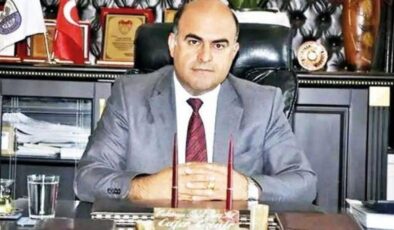 Eski belediye başkanını oğlu baltayla öldürdü