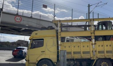 Fatih’te üst geçide tır çarptı