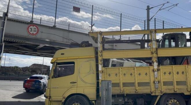 Fatih’te üst geçide tır çarptı