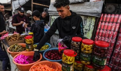 Gazze’de Ramazan hareketliliği: Pazar yerindeki Coca-cola kolileri dikkat çekti
