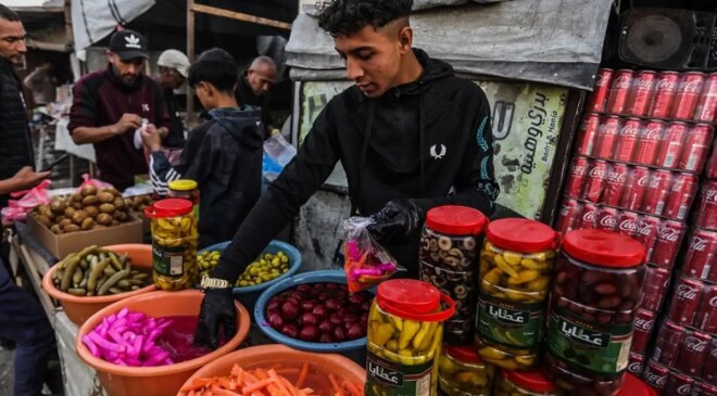 Gazze’de Ramazan hareketliliği: Pazar yerindeki Coca-cola kolileri dikkat çekti