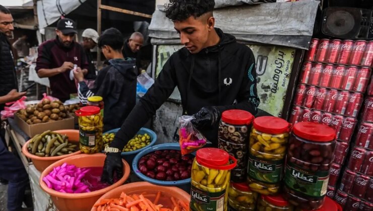 Gazze’de Ramazan hareketliliği: Pazar yerindeki Coca-cola kolileri dikkat çekti