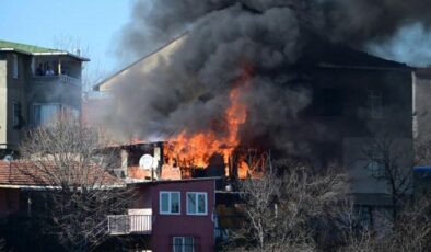 Gecekonduda çıkan yangın binaya sıçradı