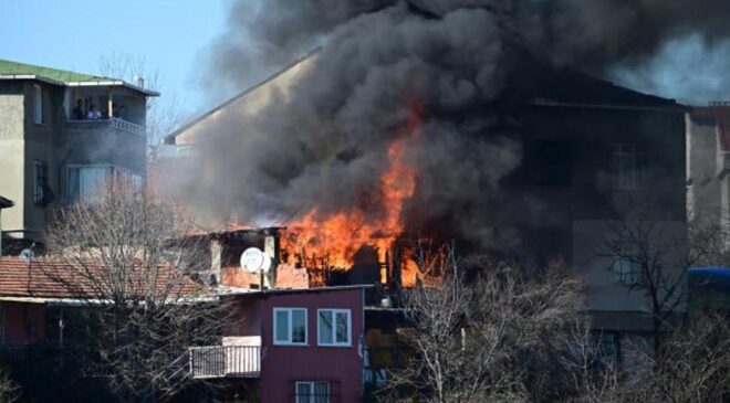 Gecekonduda çıkan yangın binaya sıçradı