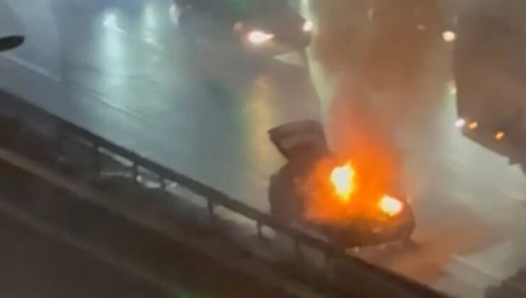 Haliç'te seyir halindeki araç alev aldı