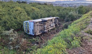 Hatay’da öğrenci servisi devrildi: 9 kişi yaralandı