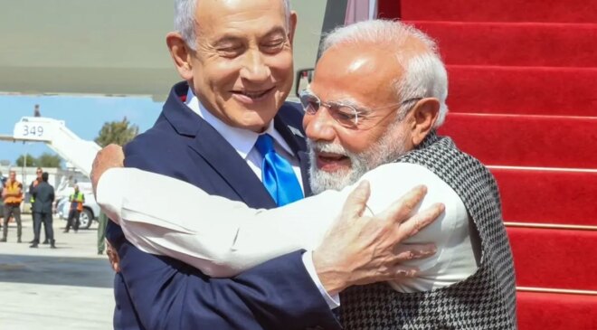 Hindistan Başbakanı Narendra Modi, uçaktan iner inmez Netanyahu’ya sarıldı