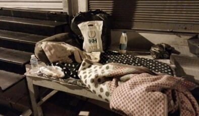 İHH, sokakta kalan vatandaşlara bot ve mont verdi!