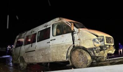 İşçi servisi şarampole devrildi: 17 yaralı