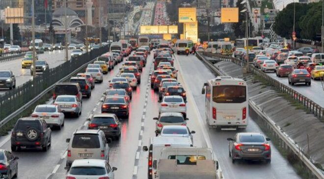 İstanbul’da akşam saatlerinde trafik yoğunluğu yüzde 90’a çıktı