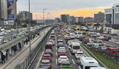 İstanbul’da iftar yoğunluğu: Trafik durma noktasına ulaştı