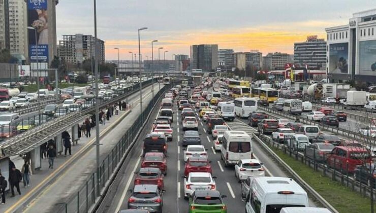 İstanbul’da iftar yoğunluğu: Trafik durma noktasına ulaştı