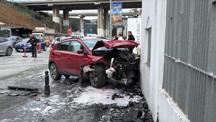 İstanbul’da korkutan kaza: Okul duvarına çarptı! Yaralılar var