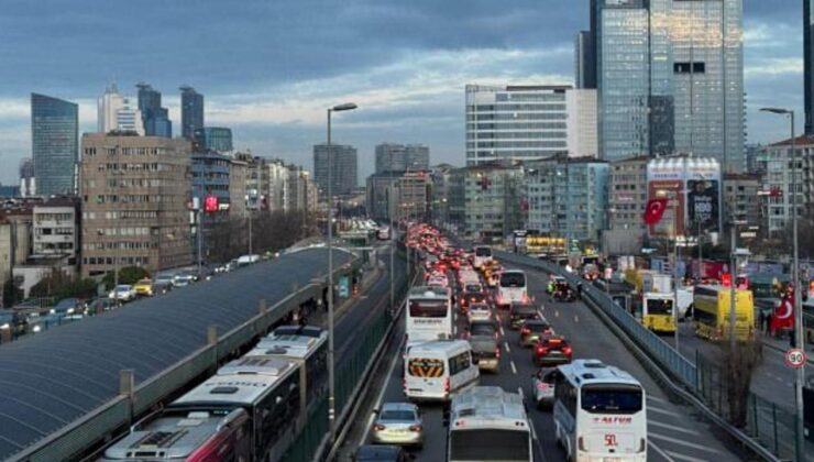 İstanbul’da mesai bitti, trafik çilesi başladı: Yoğunluk kilit noktasına yaklaştı
