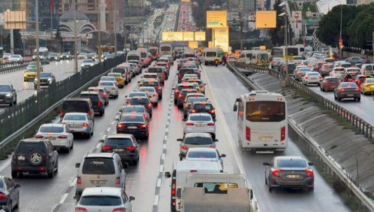 İstanbul’da sabah çilesi! Trafik yoğunluğu yüzde 90’ı buldu