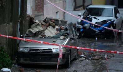 İzmir’de bir binadaki iki balkon otomobilin üzerine çöktü